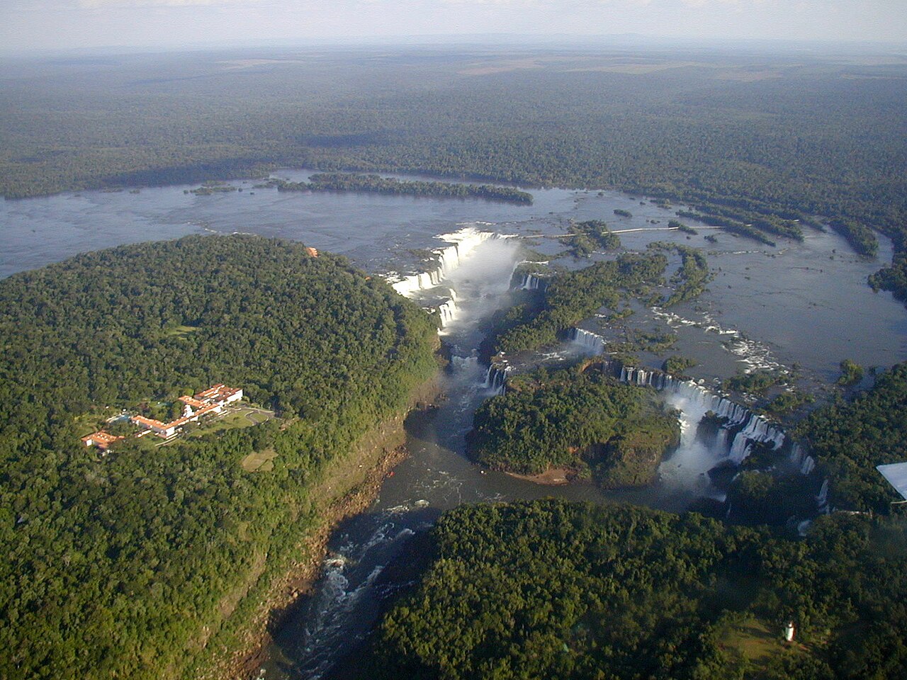 Vista aérea das Cataratas do Iguaçu, selva e o Hotel das Cataratas à esquerda, no lado brasileiro.